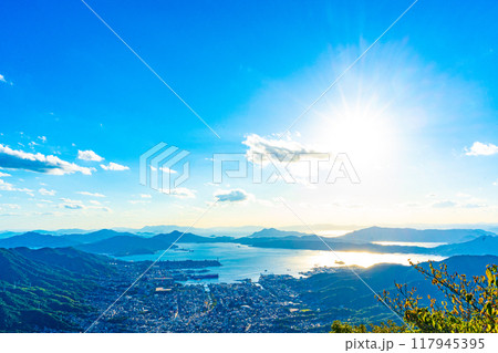 灰ヶ峰から望む呉市の風景(広島県) 灰ヶ峰から望む呉市の風景(広島県) 117945395