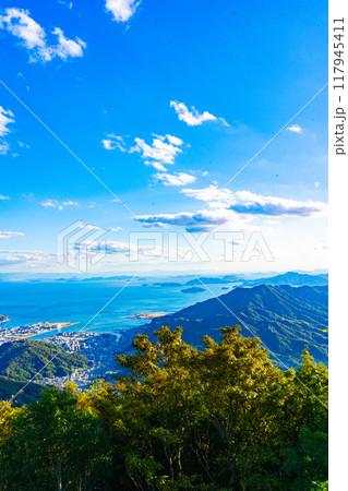 灰ヶ峰から望む呉市の風景(広島県) 117945411