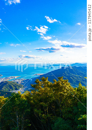 灰ヶ峰から望む呉市の風景(広島県) 117945412