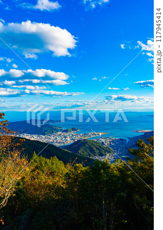灰ヶ峰から望む呉市の風景(広島県) 灰ヶ峰から望む呉市の風景(広島県) 117945414