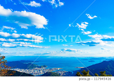 灰ヶ峰から望む呉市の風景(広島県) 灰ヶ峰から望む呉市の風景(広島県) 117945416