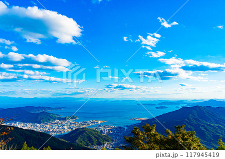 灰ヶ峰から望む呉市の風景(広島県) 灰ヶ峰から望む呉市の風景(広島県) 117945419