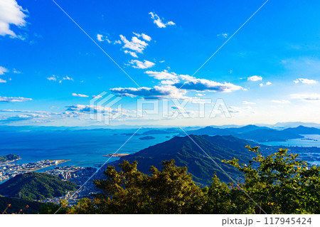 灰ヶ峰から望む呉市の風景(広島県) 117945424