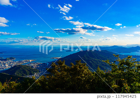 灰ヶ峰から望む呉市の風景(広島県) 灰ヶ峰から望む呉市の風景(広島県) 117945425