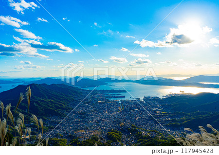 灰ヶ峰から望む呉市の風景(広島県) 117945428