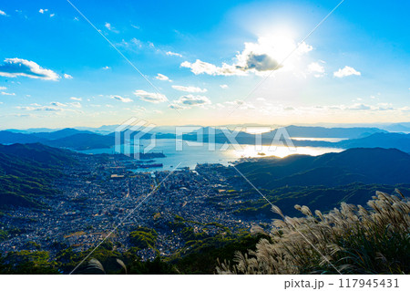 灰ヶ峰から望む呉市の風景(広島県) 117945431