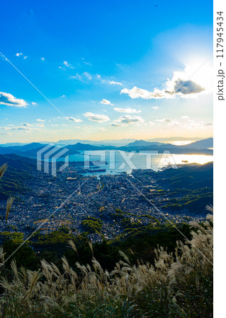 灰ヶ峰から望む呉市の風景(広島県) 117945434