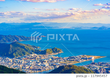 灰ヶ峰から望む呉市の風景(広島県) 灰ヶ峰から望む呉市の風景(広島県) 117945457