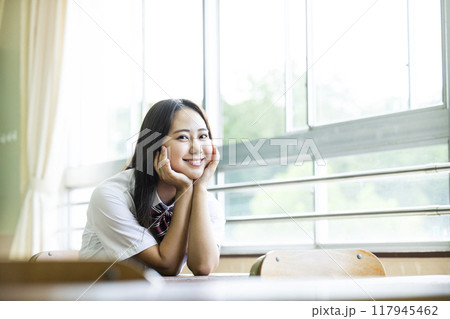 教室の椅子に座る女子高生 117945462
