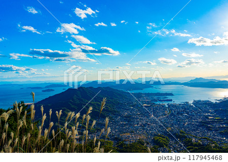 灰ヶ峰から望む呉市の風景(広島県) 灰ヶ峰から望む呉市の風景(広島県) 117945468