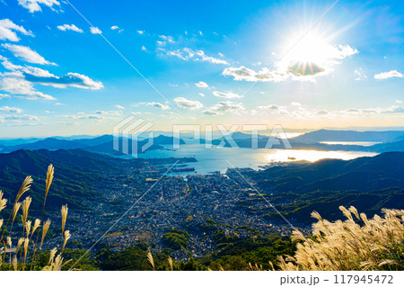 灰ヶ峰から望む呉市の風景(広島県) 117945472