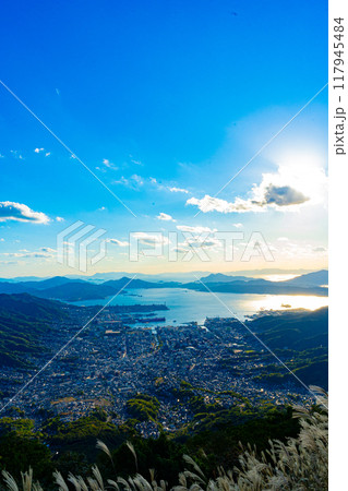 灰ヶ峰から望む呉市の風景(広島県) 117945484