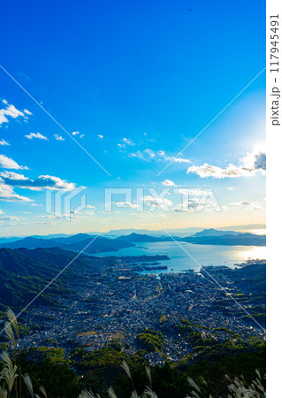 灰ヶ峰から望む呉市の風景(広島県) 117945491