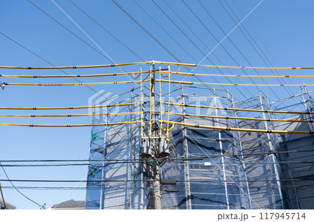 新築住宅・アパート建設現場の電線防護管(正面) 新築住宅・アパート建設現場の電線防護管(正面) 117945714