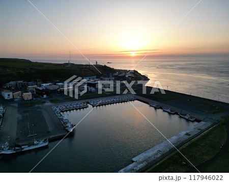 夕焼けの日本最北端の宗谷岬漁港の空撮 夕焼けの日本最北端の宗谷岬漁港の空撮 117946022