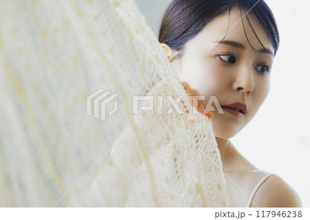 窓辺の女性 117946238