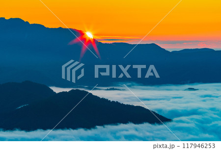 雲海に昇る太陽 雲海に昇る太陽 117946253