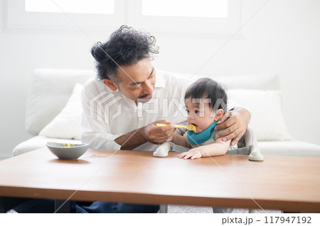 赤ちゃんに離乳食をあげるパパさん 117947192
