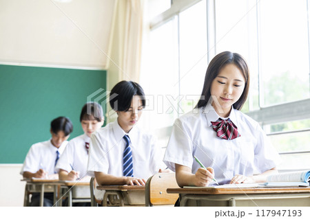 授業　教室　男女　高校　中学校　真剣 117947193