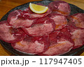 炭火焼肉　牛タン　七輪　煙　網焼き　俯瞰 117947405