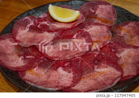 炭火焼肉　牛タン　七輪　煙　網焼き　俯瞰 117947405