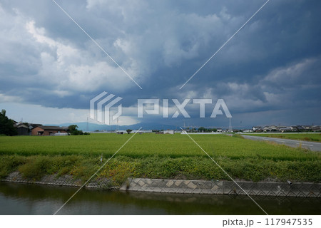 台風の近づく田舎の雨雲が広がる風景 117947535