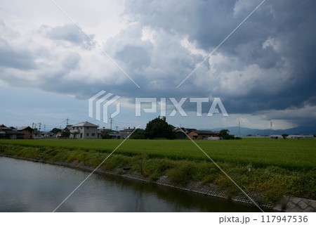 台風の近づく田舎の雨雲が広がる風景 117947536