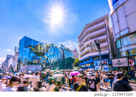 日本の東京都市景観　インバウンド復活…賑わう神宮前の交差点や東急プラザ原宿「ハラカド」などを望む 117947589