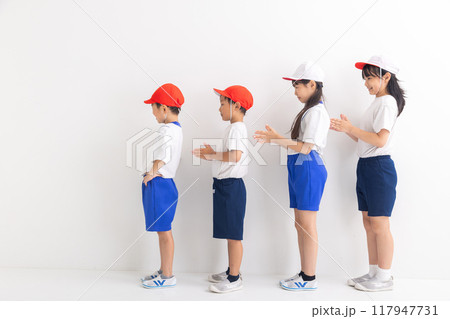 体操着を着た子どもたち 117947731