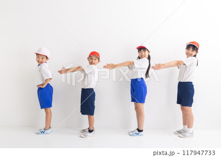 体操着を着た子どもたち 117947733