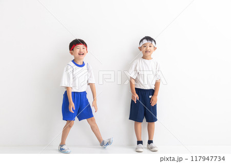 運動着を着てハチマキをした小学生 117947734