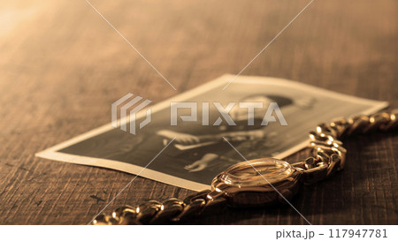 金の時計と古い肖像写真　 117947781