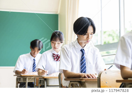 授業　教室　男女　高校　中学校　真剣 117947828