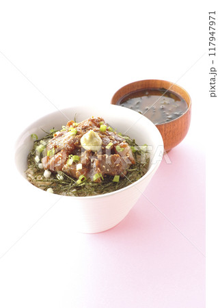 黒鯛の味噌漬け丼とお味噌汁 117947971