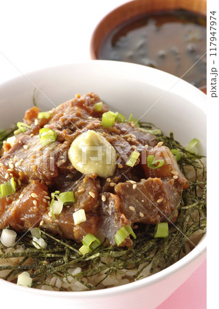 黒鯛の味噌漬け丼とお味噌汁 117947974