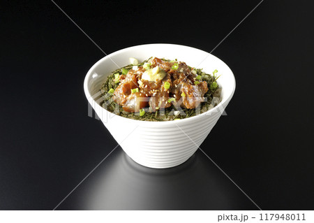 黒鯛の味噌漬け丼を黒背景で撮影 117948011