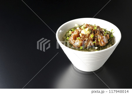 黒鯛の味噌漬け丼を黒背景で撮影 黒鯛の味噌漬け丼を黒背景で撮影 117948014