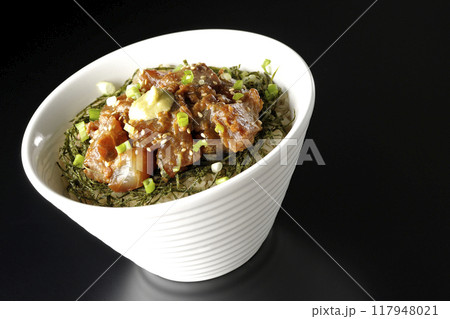 黒鯛の味噌漬け丼を黒背景で撮影 117948021
