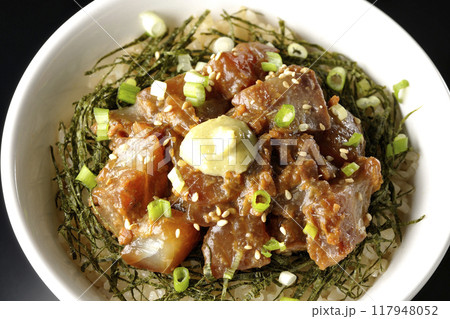 黒鯛の味噌漬け丼を黒背景で撮影 黒鯛の味噌漬け丼を黒背景で撮影 117948052