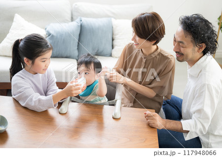 赤ちゃんにミルクをあげる家族 117948066