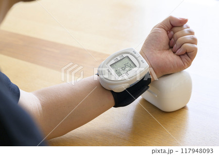 家で血圧測定する男性 家で血圧測定する男性 117948093
