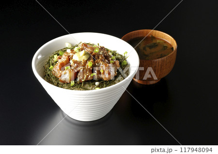 黒鯛の味噌漬け丼とお味噌汁 黒鯛の味噌漬け丼とお味噌汁 117948094