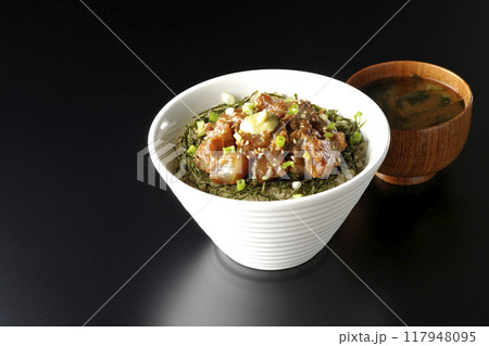 黒鯛の味噌漬け丼とお味噌汁 黒鯛の味噌漬け丼とお味噌汁 117948095