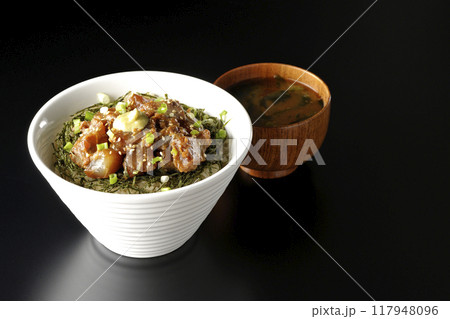 黒鯛の味噌漬け丼とお味噌汁 117948096