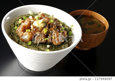 黒鯛の味噌漬け丼とお味噌汁 黒鯛の味噌漬け丼とお味噌汁 117948097