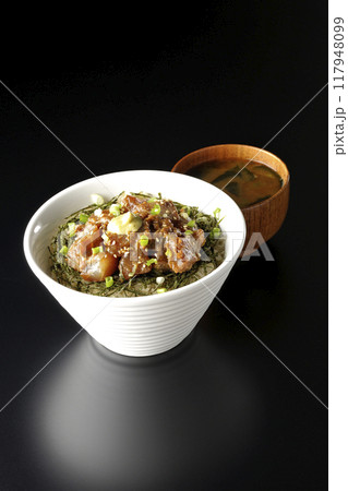 黒鯛の味噌漬け丼とお味噌汁 黒鯛の味噌漬け丼とお味噌汁 117948099