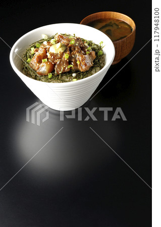 黒鯛の味噌漬け丼とお味噌汁 黒鯛の味噌漬け丼とお味噌汁 117948100
