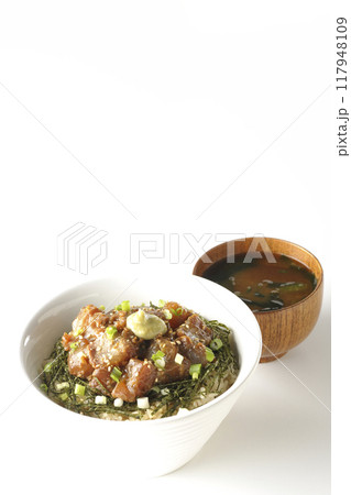 黒鯛の味噌漬け丼とお味噌汁 117948109