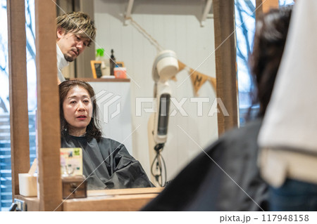 beauty parlor 117948158