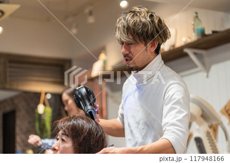 beauty parlor 117948166